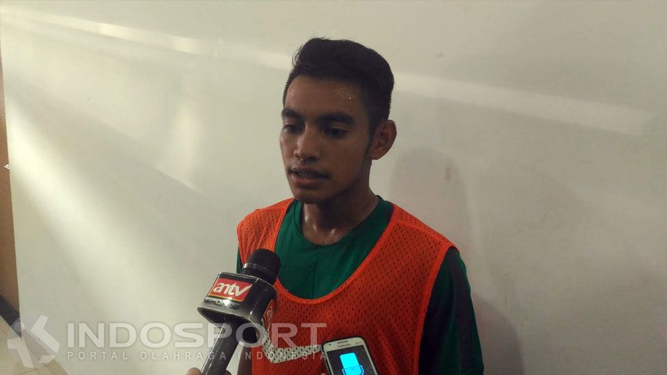 Ambrizal Umanailo langsung bereaksi setelah mendengar kabar duka wafatnya eks kiper Persija Jakarta, Daryono. Copyright: © Zainal/Indosport